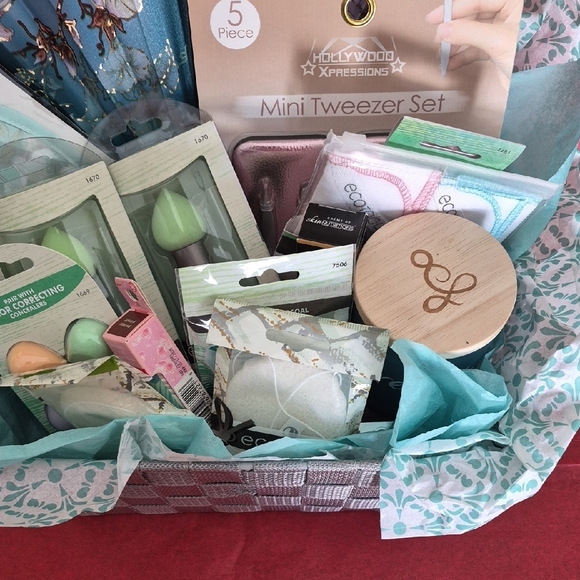 Gift Basket with Assorted Beauty ECOTOOL and Care Items - Picture 2 of 6